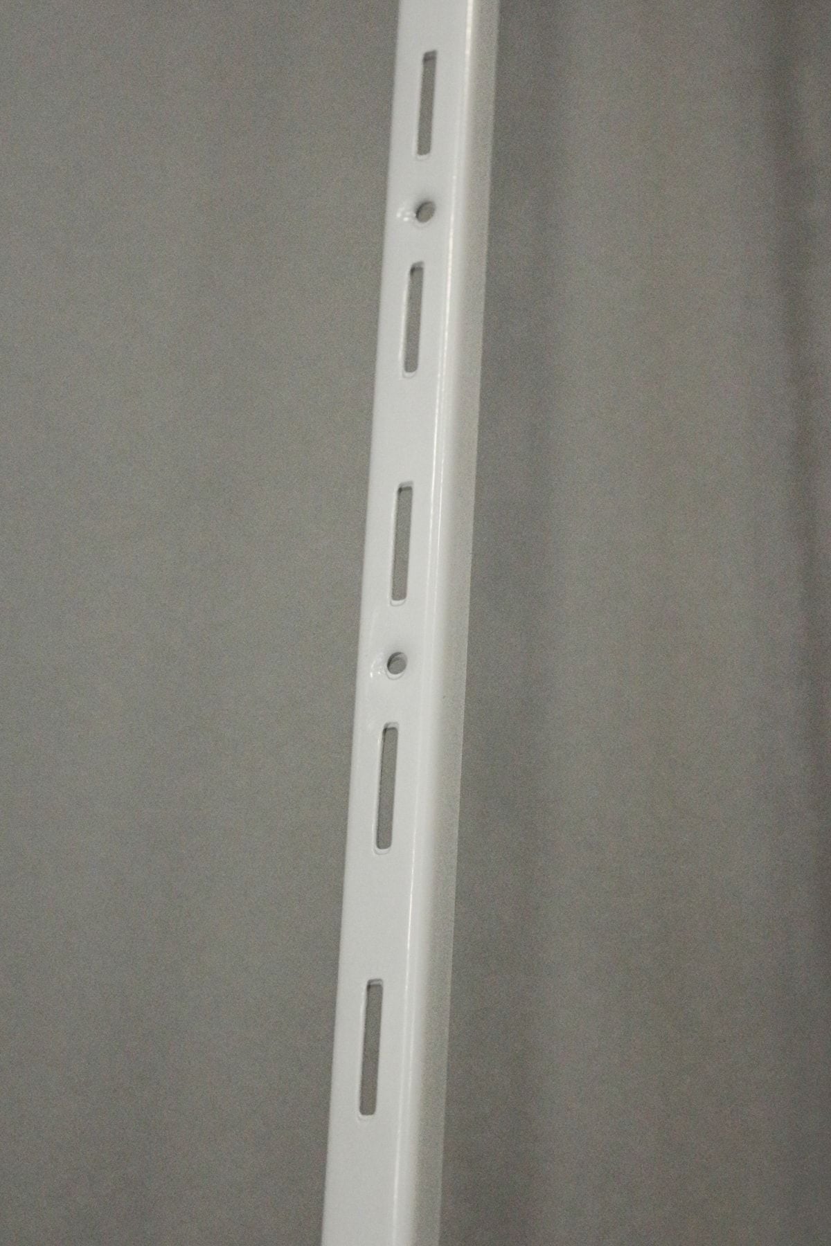 100 Cm Beyaz Tek Sıra Delikli Raf Dikme Destek Profili  - Raf Direği